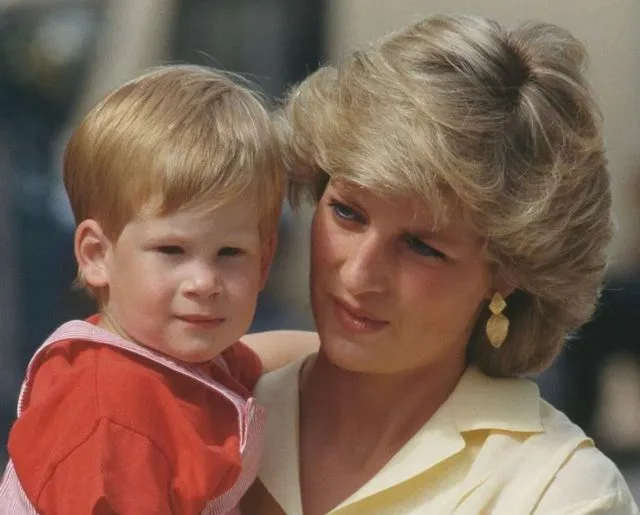 32 very rare photos of Princess Diana