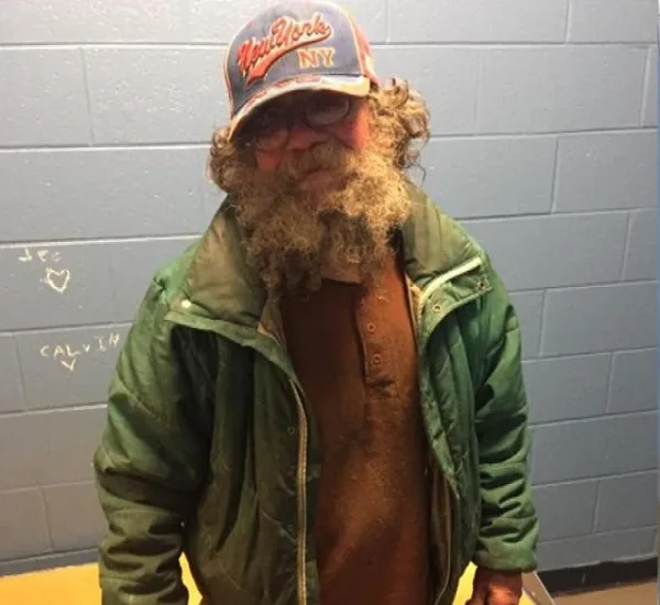 The homeless old man went to the police station and asked them to take a shower, but the police officers completely transformed him!