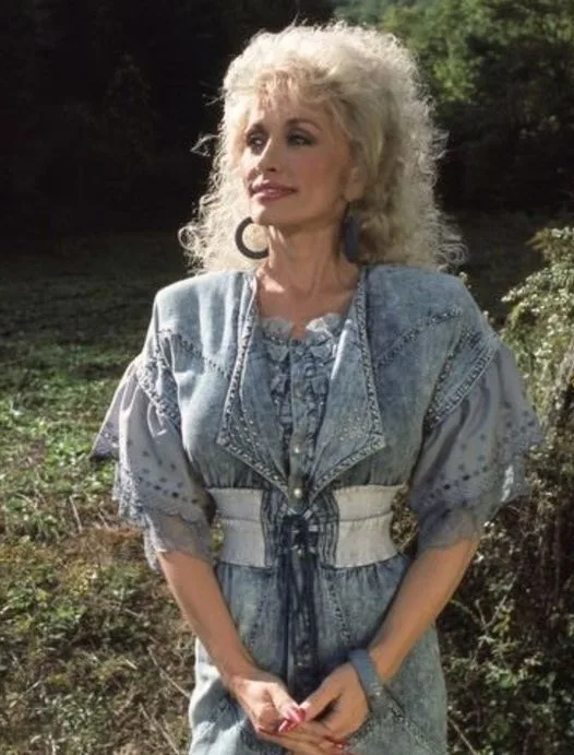 Dolly Parton’s Beauty Secret: How She Stays Glamorous at 77