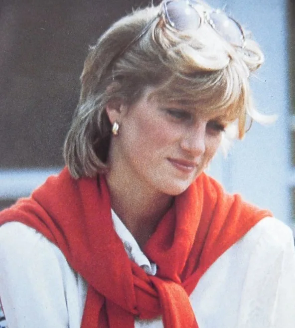 32 very rare photos of Princess Diana