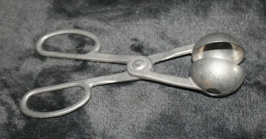 DO YOU RECOGNIZE THIS VINTAGE KITCHEN TOOL?