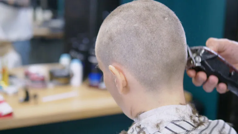 Dad shaves daughter’s head after she’s caught bullying cancer-stricken classmate