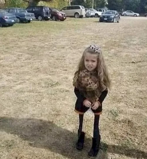 She took this photo of her daughter in the park and uploaded it to Facebook. As they saw the picture, friends and relatives wrote worriedly