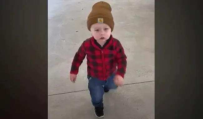 17-Month-Old “Amazing Dancing Toddler” Shows His Moves to ‘You Are My Sunshine’