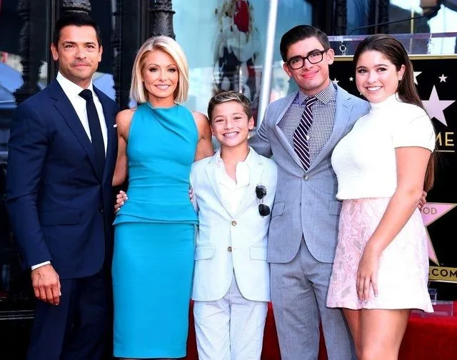 KELLY RIPA AND MARK CONSUELOS’ SON MICHAEL TURNS 27 YEARS OLD AND PEOPLE CAN’T BELIEVE WHAT HE LOOKS LIKE