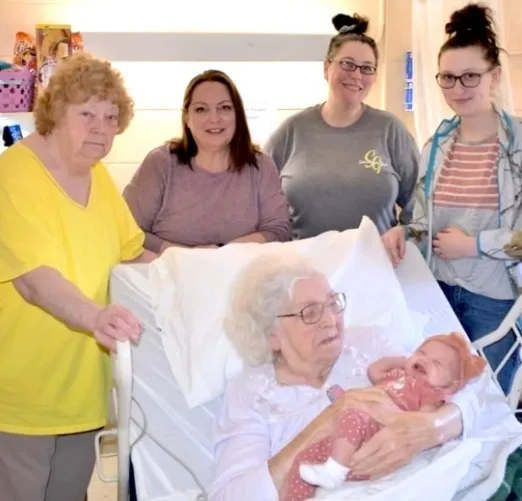 98-year-old Kentucky woman with over 230 great-great-grandchildren meets her great-great-great-grandchild for the first time in amazing photo with 6 generations in it