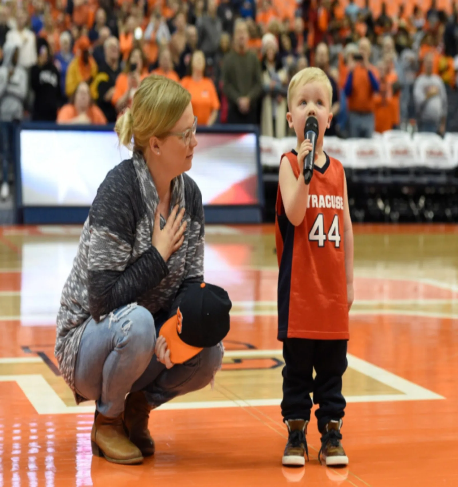 Three-year-old child sings the national anthem perfectly in front of 6,000 spectators…